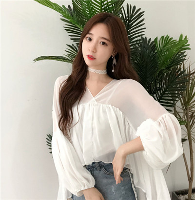 Μοντέρνα γυναικεία μπλούζα με κολάρο σε σχήμα V σε λευκό και μπλε χρώμα