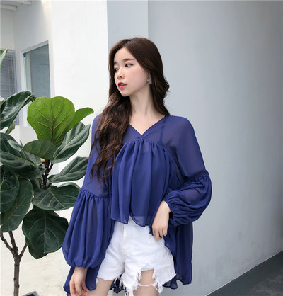 Μοντέρνα γυναικεία μπλούζα με κολάρο σε σχήμα V σε λευκό και μπλε χρώμα