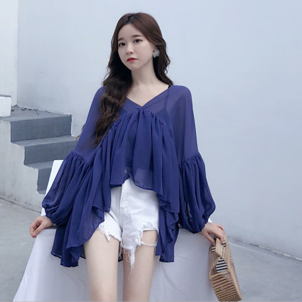 Μοντέρνα γυναικεία μπλούζα με κολάρο σε σχήμα V σε λευκό και μπλε χρώμα