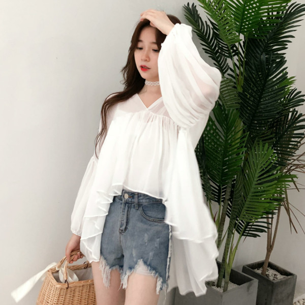 Μοντέρνα γυναικεία μπλούζα με κολάρο σε σχήμα V σε λευκό και μπλε χρώμα