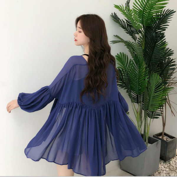 Μοντέρνα γυναικεία μπλούζα με κολάρο σε σχήμα V σε λευκό και μπλε χρώμα