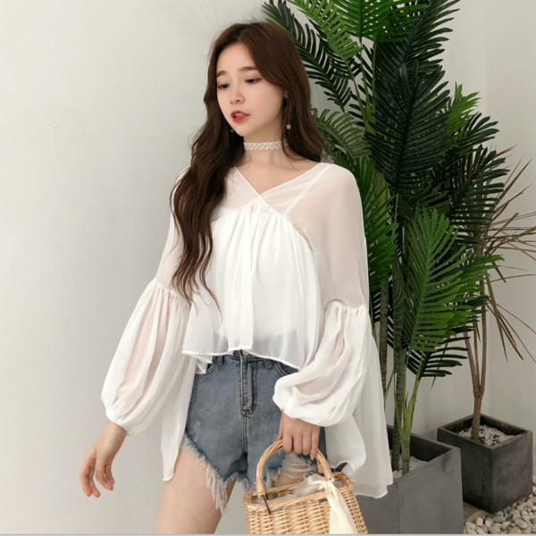 Μοντέρνα γυναικεία μπλούζα με κολάρο σε σχήμα V σε λευκό και μπλε χρώμα