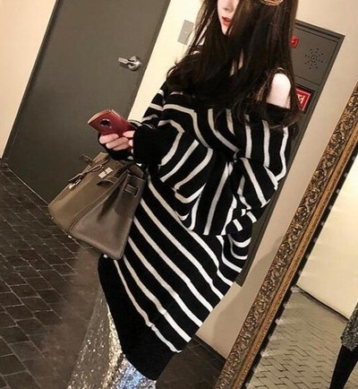 Γυναικείο ριγέ πουλόβερ με μακριά μανίκια με ντεκολτέ σε σχήμα V