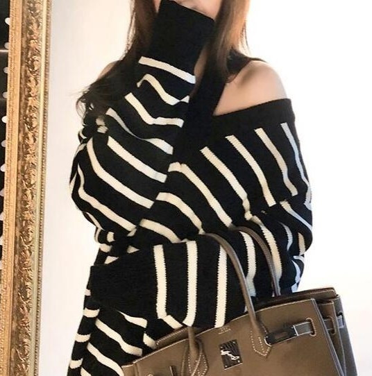 Γυναικείο ριγέ πουλόβερ με μακριά μανίκια με ντεκολτέ σε σχήμα V