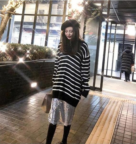 Γυναικείο ριγέ πουλόβερ με μακριά μανίκια με ντεκολτέ σε σχήμα V