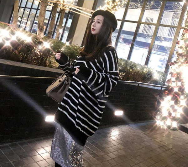 Γυναικείο ριγέ πουλόβερ με μακριά μανίκια με ντεκολτέ σε σχήμα V