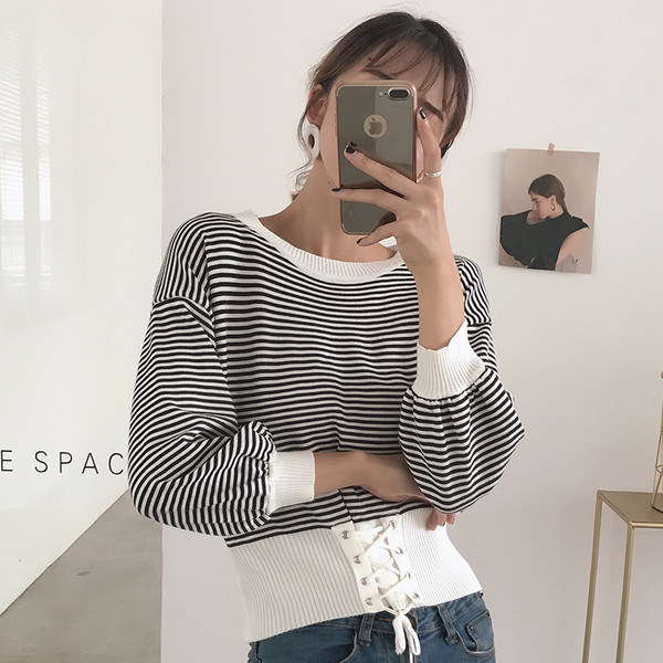 Μπλούζα με  δαντέλες με δύο χρωματικούς δεσμούς