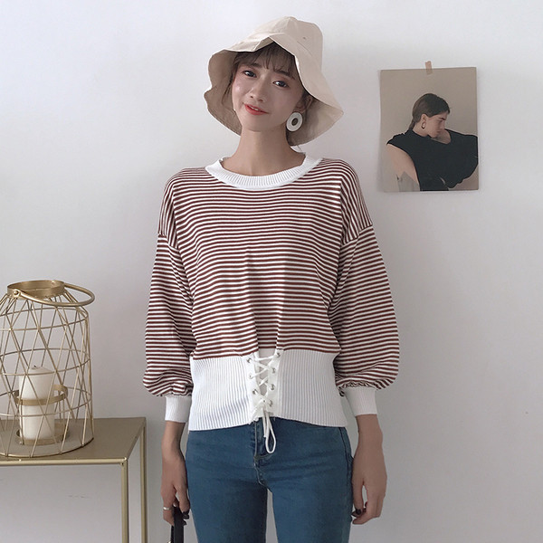 Μπλούζα με  δαντέλες με δύο χρωματικούς δεσμούς