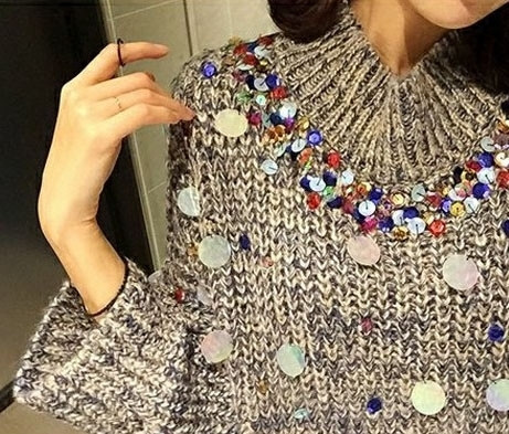 Κομψό γυναικείο πουλόβερ  με πούλιες και πλάγια σχισμή