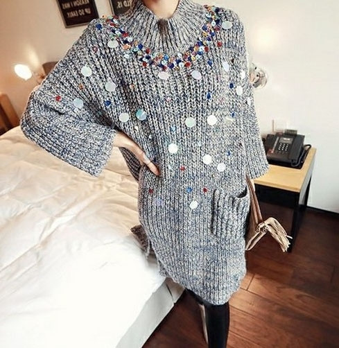 Κομψό γυναικείο πουλόβερ  με πούλιες και πλάγια σχισμή