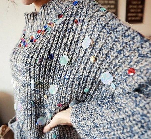 Κομψό γυναικείο πουλόβερ  με πούλιες και πλάγια σχισμή