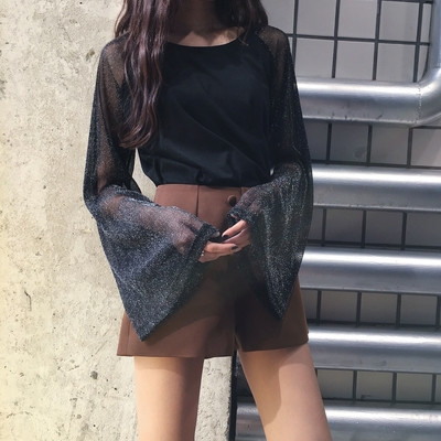 Γυναικεία  μπλούζα με φαρδιά διαφανή μανίκια σε λευκό και μαύρο χρώμα