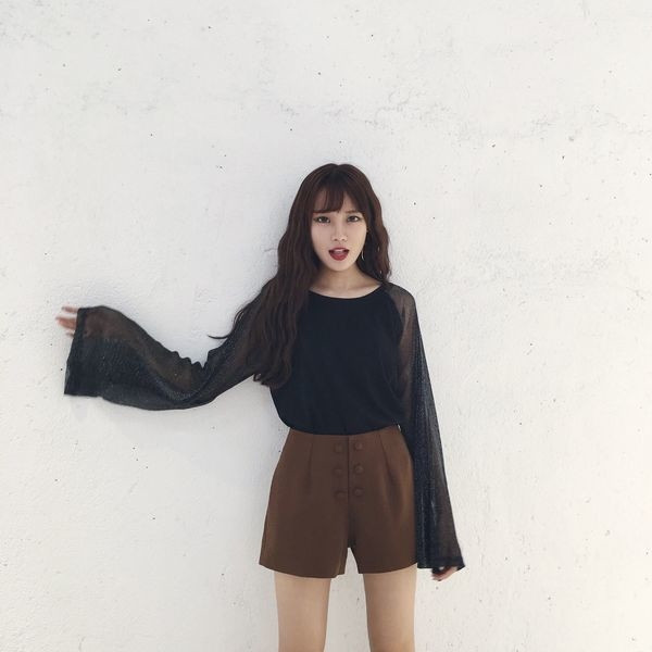 Γυναικεία  μπλούζα με φαρδιά διαφανή μανίκια σε λευκό και μαύρο χρώμα