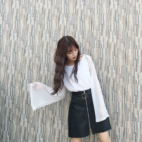 Γυναικεία  μπλούζα με φαρδιά διαφανή μανίκια σε λευκό και μαύρο χρώμα