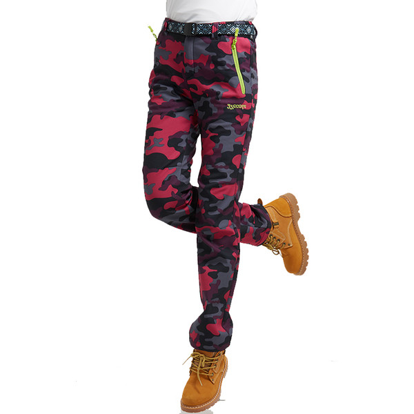 Дамски спортен - туристически плътен панталон в камуфлажен десен и изчистен модел
