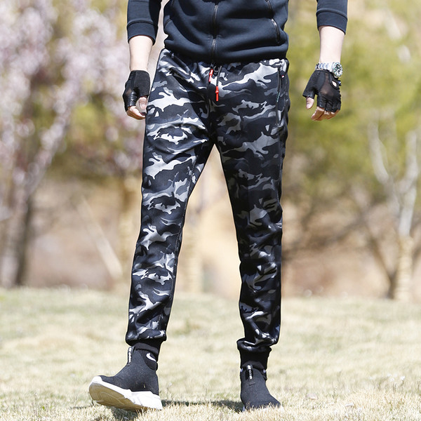 Pantaloni sport pentru bărbați cu model de camuflaj