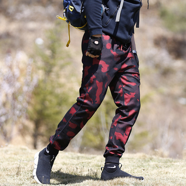 Pantaloni sport pentru bărbați cu model de camuflaj