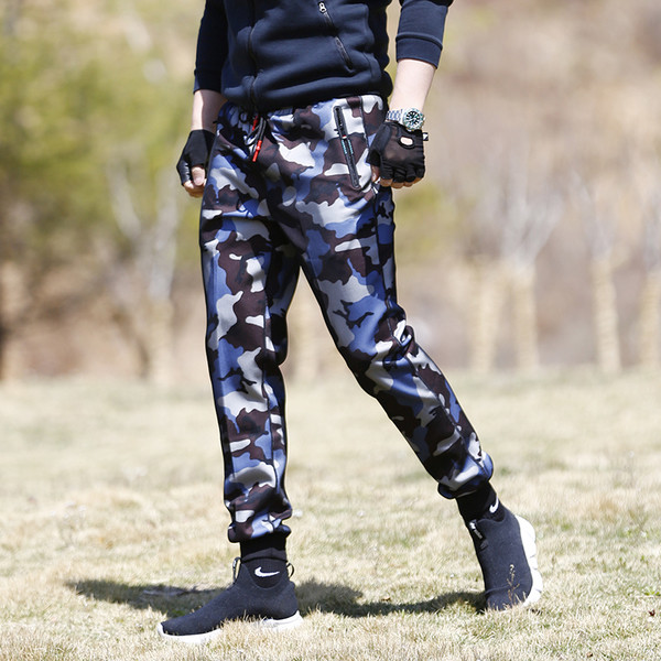 Pantaloni sport pentru bărbați cu model de camuflaj