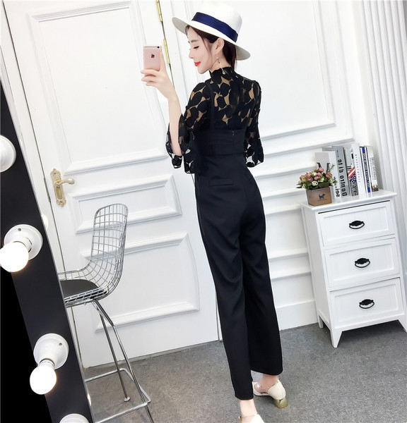 Κομψές γυναικείες φόρμες σε τρία χρώματα