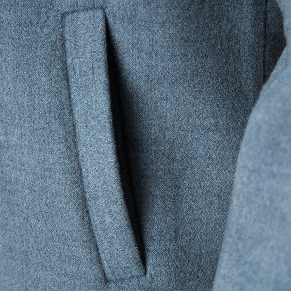 Κομψό ανδρικό μπουφάν με μπλε κουμπιά και τσέπες