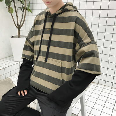 Csíkos férfi pulóver kapucnival és elülső zsebbel