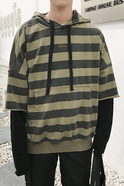 Csíkos férfi pulóver kapucnival és elülső zsebbel