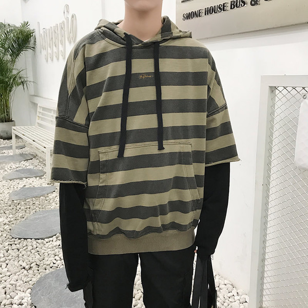 Csíkos férfi pulóver kapucnival és elülső zsebbel