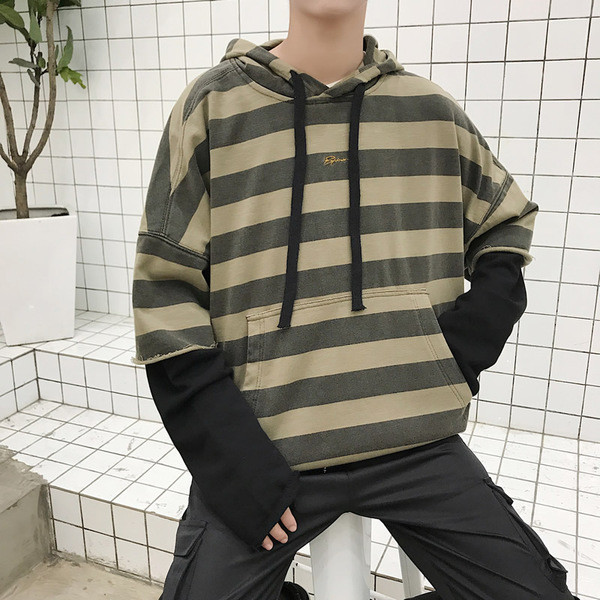 Csíkos férfi pulóver kapucnival és elülső zsebbel