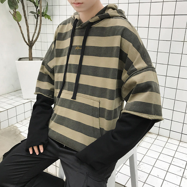 Csíkos férfi pulóver kapucnival és elülső zsebbel