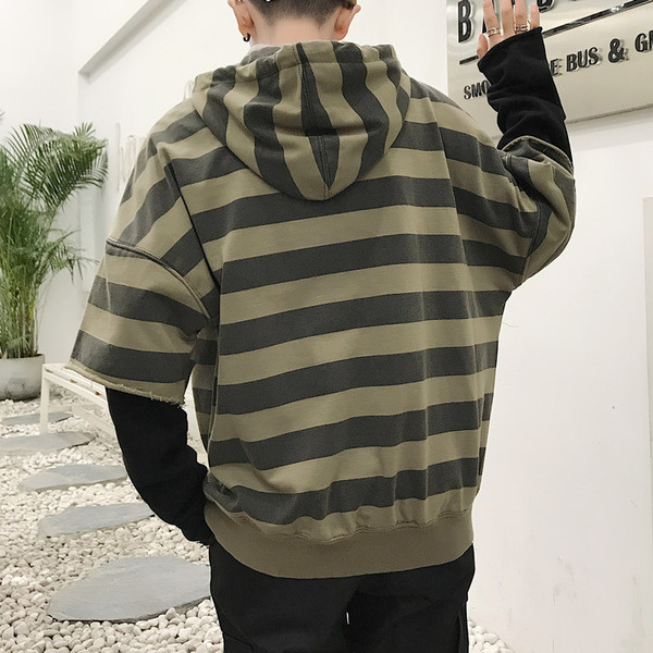 Csíkos férfi pulóver kapucnival és elülső zsebbel