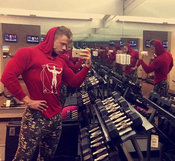 Hanorac barbatesc cu aplicatie si gluga in mai multe culori