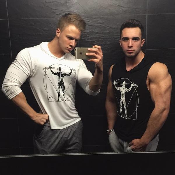 Hanorac barbatesc cu aplicatie si gluga in mai multe culori