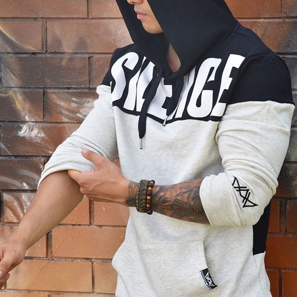 Ежедневен мъжки суичър в сив цвят с надпис