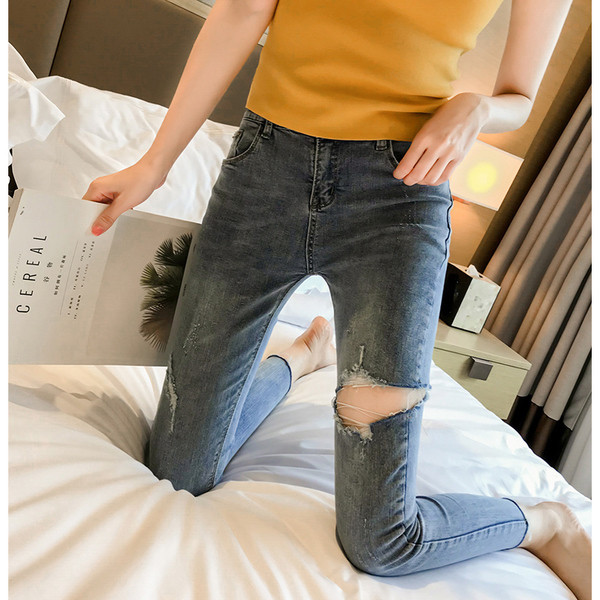 Ежедневни дамски  дънки с накъсани мотиви 