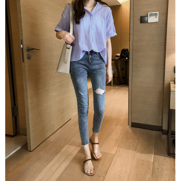 Ежедневни дамски  дънки с накъсани мотиви 