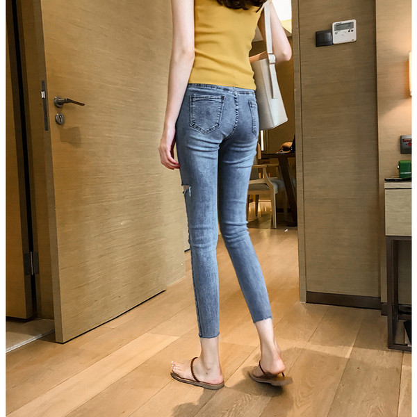 Ежедневни дамски  дънки с накъсани мотиви 