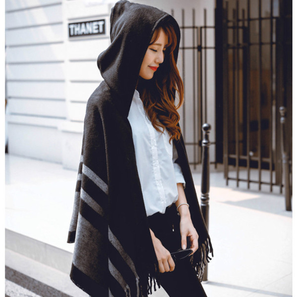 Модено дамско пончо с качулка в тъмен и светъл цвят