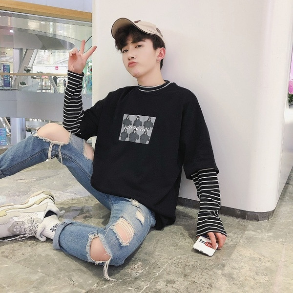 Мъжка блуза с щампа и раирани ръкави в бял и черен цвят