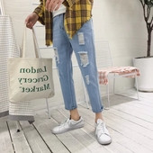 Άνετα casual τζιν ανδρικά με σκισμένα σχέδια σε ανοιχτόχρώμα