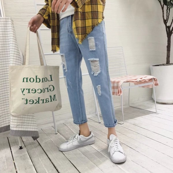 Άνετα casual τζιν ανδρικά με σκισμένα σχέδια σε ανοιχτόχρώμα