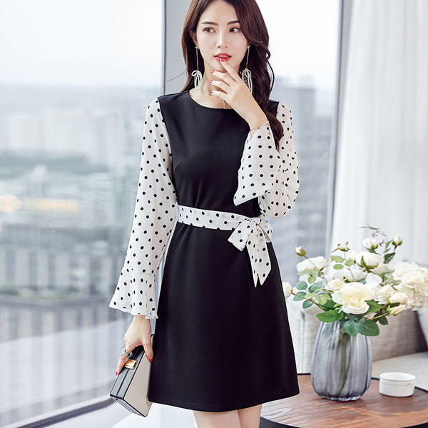 Стилна дамска рокля с лотос ръкави на точки и коланче