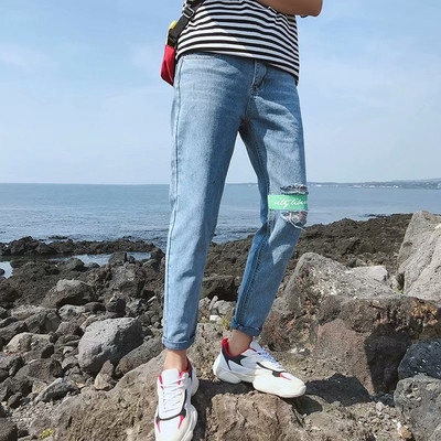 Μοντέρνα τζιν ανδρικά σε τρία σχέδια με σκισμένα μοτίβα