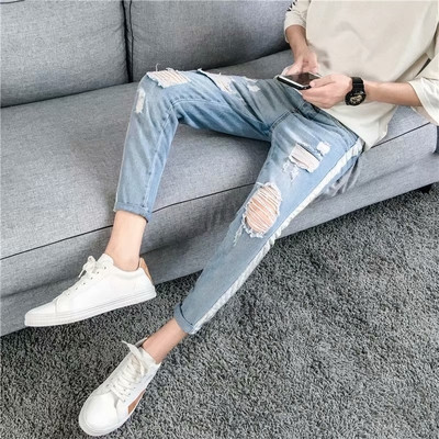 Μοντέρνα τζιν ανδρικά σε τρία σχέδια με σκισμένα μοτίβα