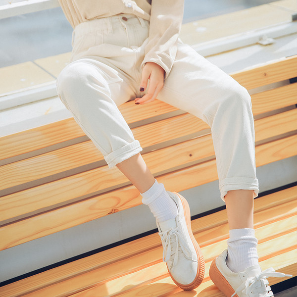 Дамски дънки в бял цвят - тип панталон