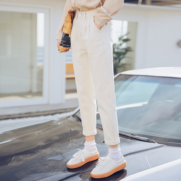 Дамски дънки в бял цвят - тип панталон