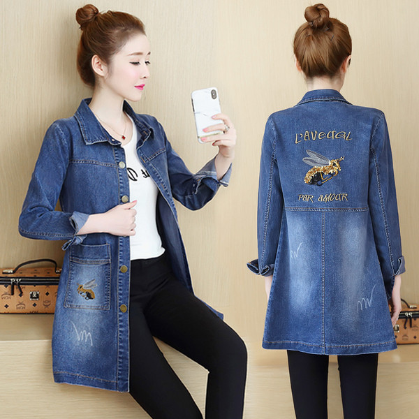 Актуално дамско дънково яке с бродерия на гърба