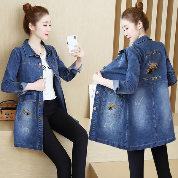 Актуално дамско дънково яке с бродерия на гърба