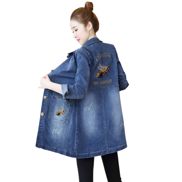 Актуално дамско дънково яке с бродерия на гърба