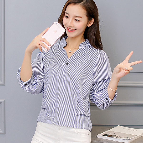 Cămașă de damă cu mâneci lungi în dungi și nasturi la spate