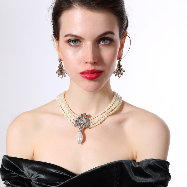 Colier elegant de dama cu perle, decor metalic si pietre